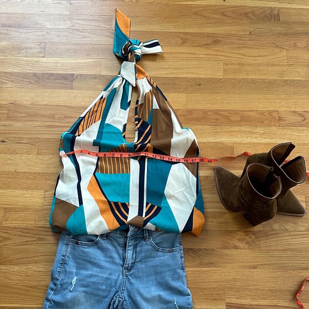 Geometric print halter top that ties at neck size medium